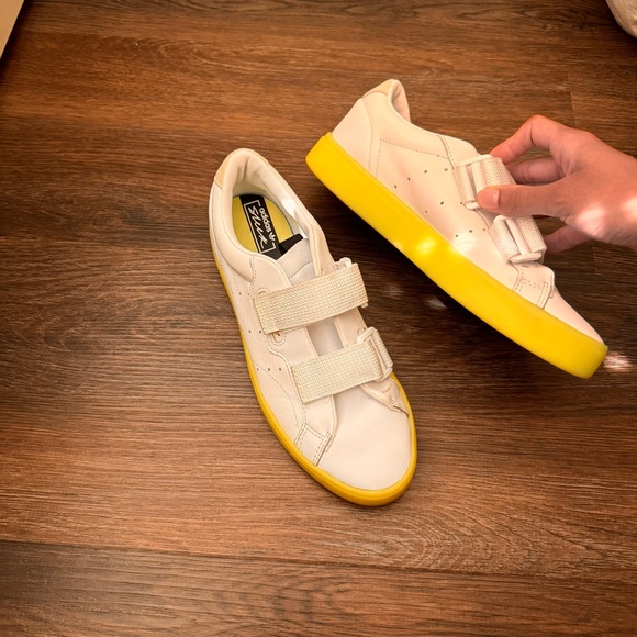 Adidas super sleek sneaker w/ Velcro - Picture 5 of 12